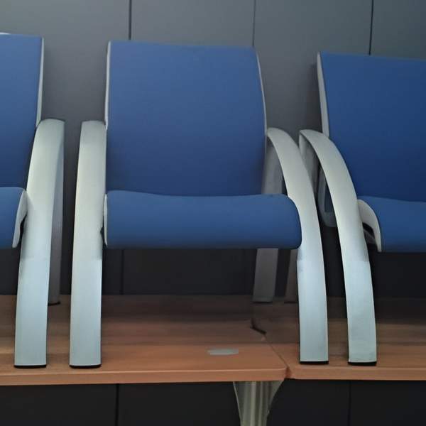 Chauffeuse d’accueil tissu bleu, pied alu. Quantité 5. 129,00 € HT unitaire