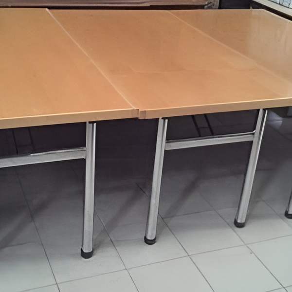  Table pliante 160×80, coloris hêtre. 120,00 € HT