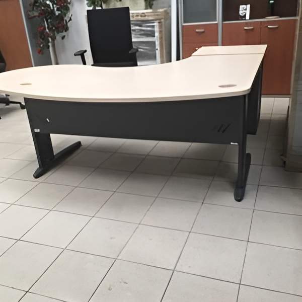 Bureau compact 200×120 avec caisson hauteur bureau, coloris érable. Quantité 4. 350,00 € HT unitaire