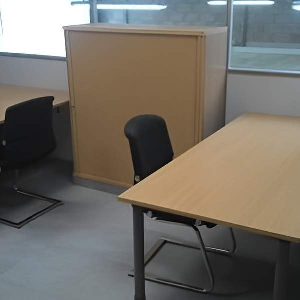 Bureau compact Kinnarps 160×120 avec caisson hauteur bureau, pied métal anthracite, plateau hêtre. Quantité 8. 300,00 € HT unitaire
