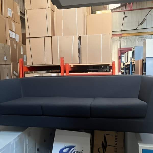 Canapé de marque Ares line 3 places, tissu noir, longueur 207 cm. Quantité : 2. 590,00 € HT unitaire.