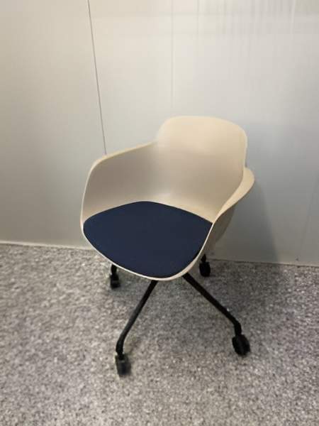 Chaise de bureau de marque Infiniti , modèle slica moderne à coque beige, assise bleue et base noire à roulettes. Quantité : 30. 149,00 € HT unitaire.