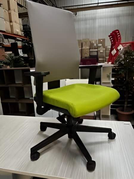 Fauteuil de marque Sokoa , assise tissu vert, dos résille gris, mécanisme synchro, accoudoirs réglables. Quantité : 10. 169,00 € HT unitaire.