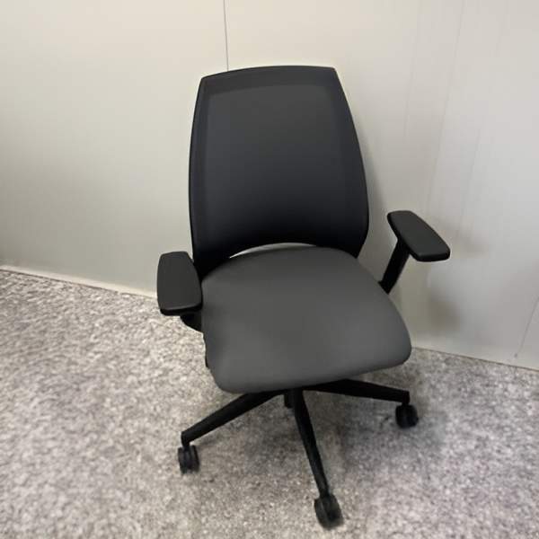 Fauteuil tissu gris dos résille, accoudoirs réglables, mécanisme synchro, translation d’assise. Quantité : 55. 169,00 € HT unitaire.