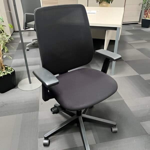 Fauteuil de marque Haworth dos résille assise tissu noir mécanisme synchro support lombaire translation d’assise accoudoirs réglables. Quantité : 72. 180,00 € HT unitaire