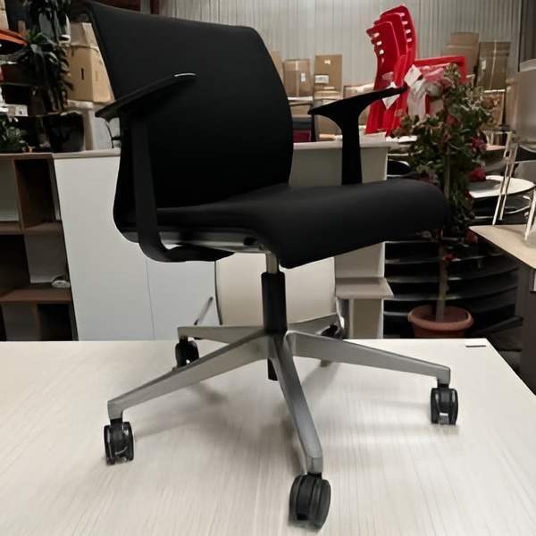 Fauteuil simi-cuir noir, Sitland, pied alu. Quantité 11. 129,00 € HT unitaire