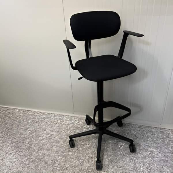 Fauteuil de marque Hans Thyge , modèle Cassia chair, type mange debout, tissu noir, accoudoirs. Quantité : 10. 129,00 € HT unitaire.