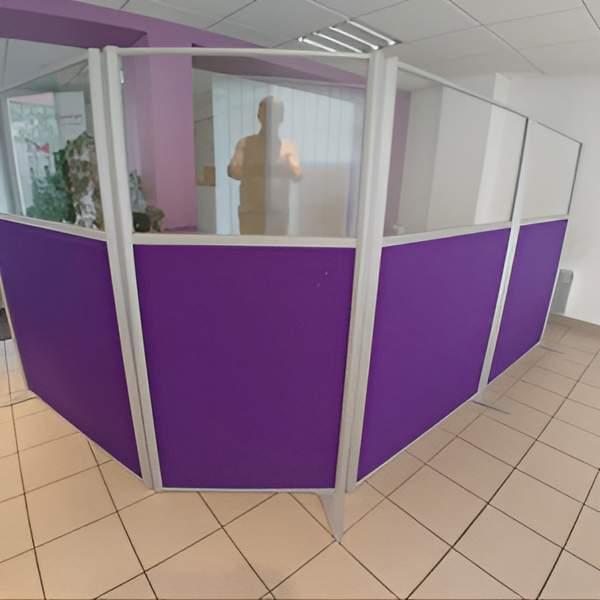 Cloison amovible semi-vitrée tissu violet, structure alu, hauteur 163, longueur 440. 390,00 € HT
