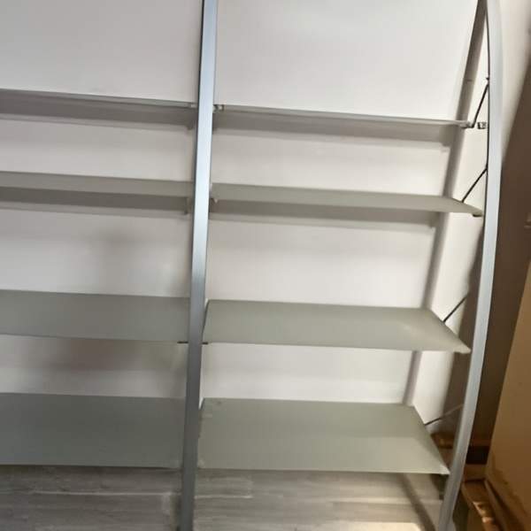 Etagère en verre, hauteur 180, largeur 165. 150,00 € HT