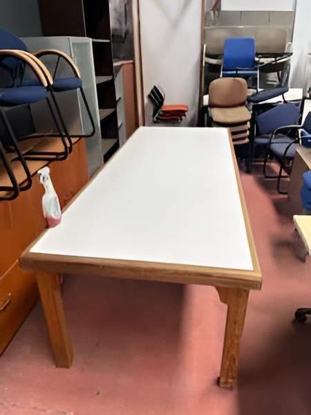 Table de travail pied en bois plateau blanc. Longueur 250 Largeur 100. Quantité 4. 150,00 € HT unitaire