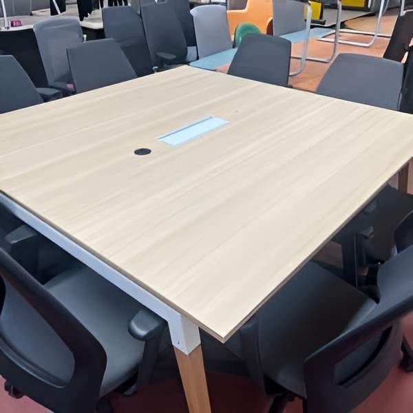 Bureau Bench avec plateau bois clair, pied bois et passage de câbles. Quantité : 5. 500,00 € HT unitaire.